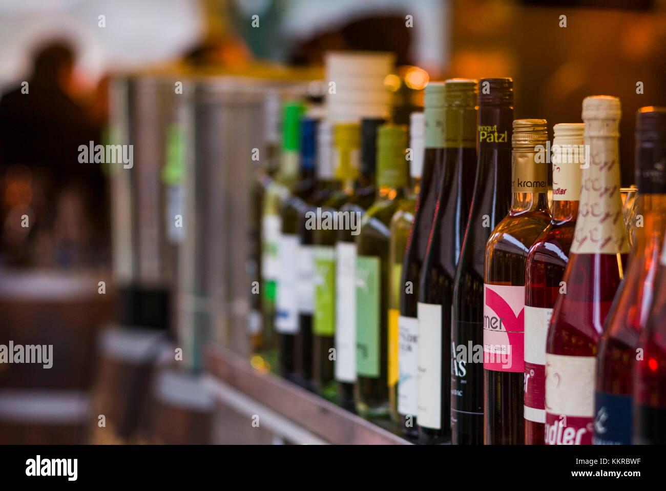 Austria, Vienna Naschmarkt, all'aperto del mercato alimentare, bottiglie di vino Foto Stock