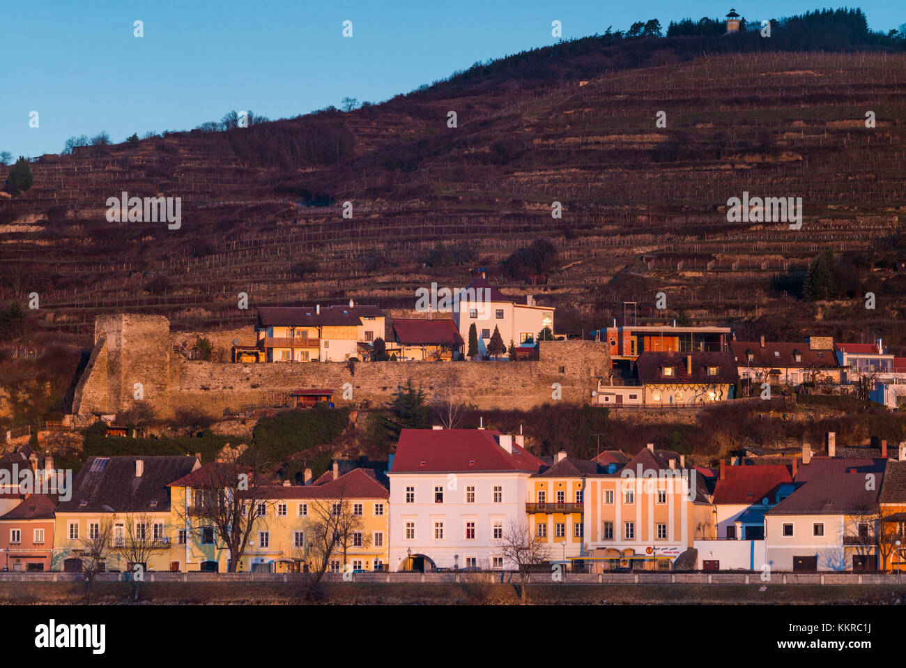 Bassa austria, Stein an der Donau, vecchie mura della città dal fiume Danubio, alba Foto Stock