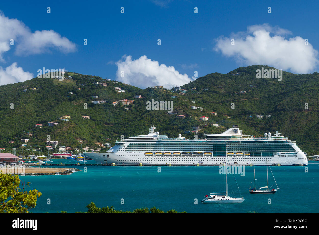 Isole Vergini britanniche, Tortola, road town, elevati vista porte con cruiseship Foto Stock