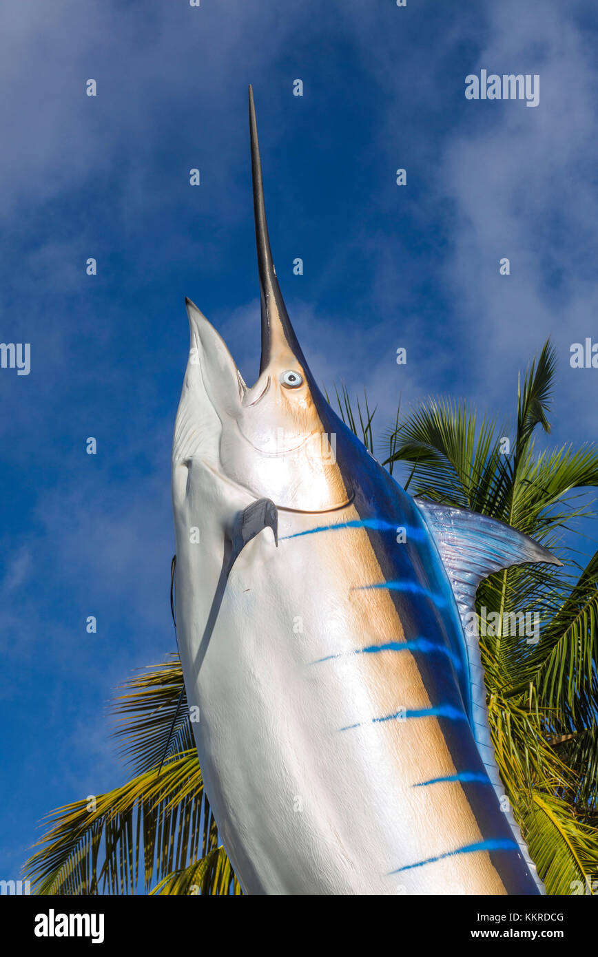 Olanda, Sint Maarten, Simpson Bay, saltando la statua di Marlin Foto Stock