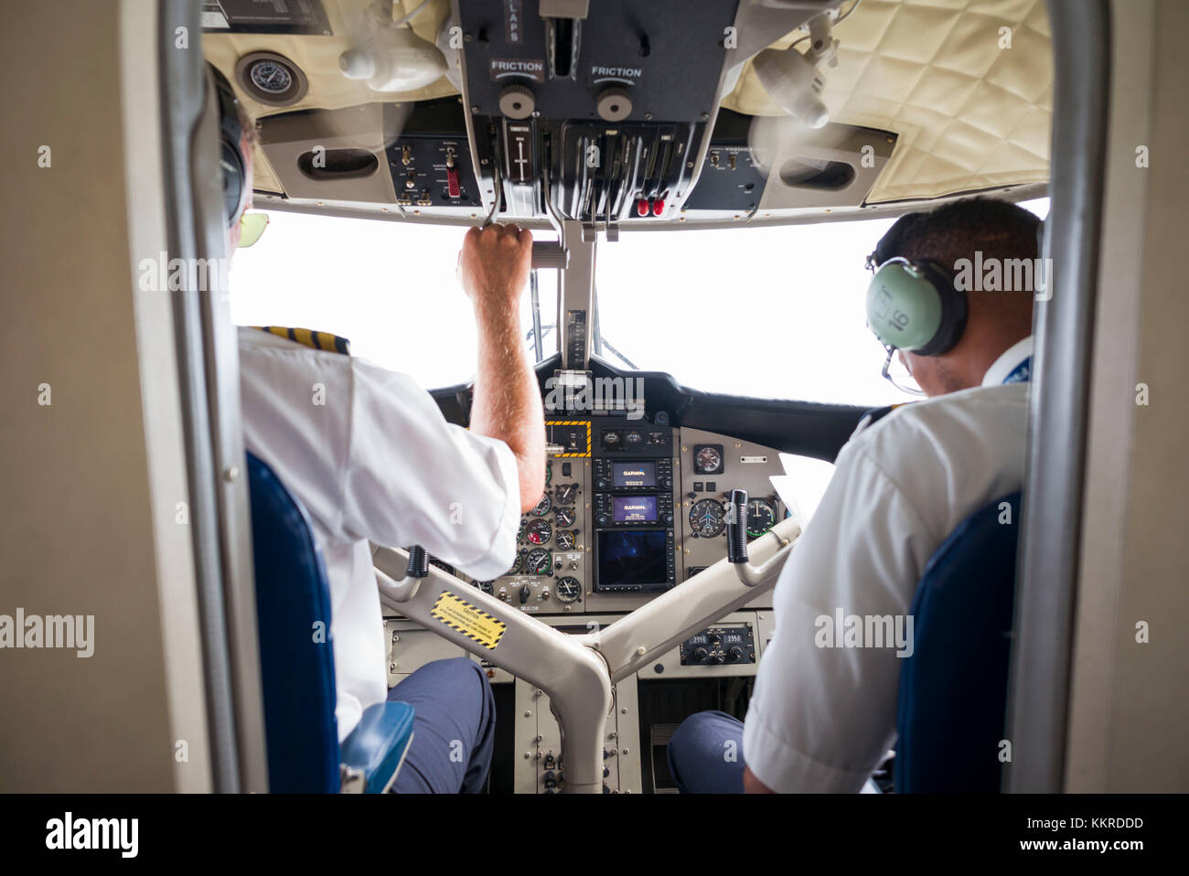 Olanda, Sint Maarten, Maho Bay, vista sul cockpit di un aereo di linea tra le isole Foto Stock