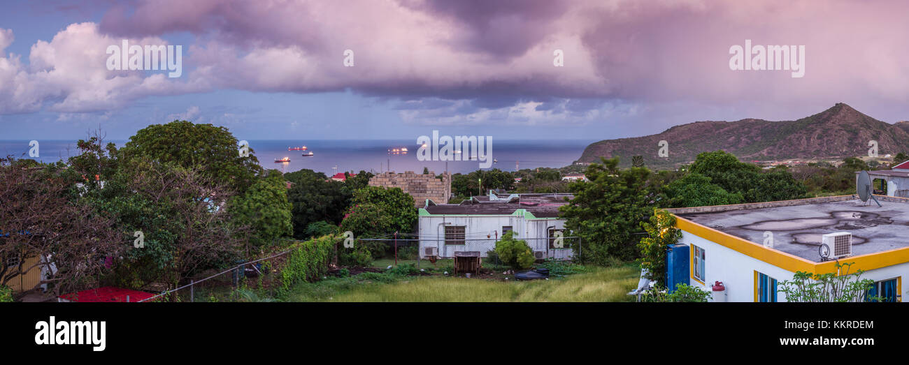 Paesi bassi, Sint Eustatius, oranjestad, vista in elevazione del neighboorhood dal quill vulcano, alba Foto Stock