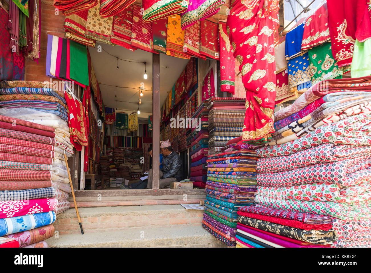 Kathmandu, Nepal negozio di stoffa per le strade di Kathmandu Foto Stock