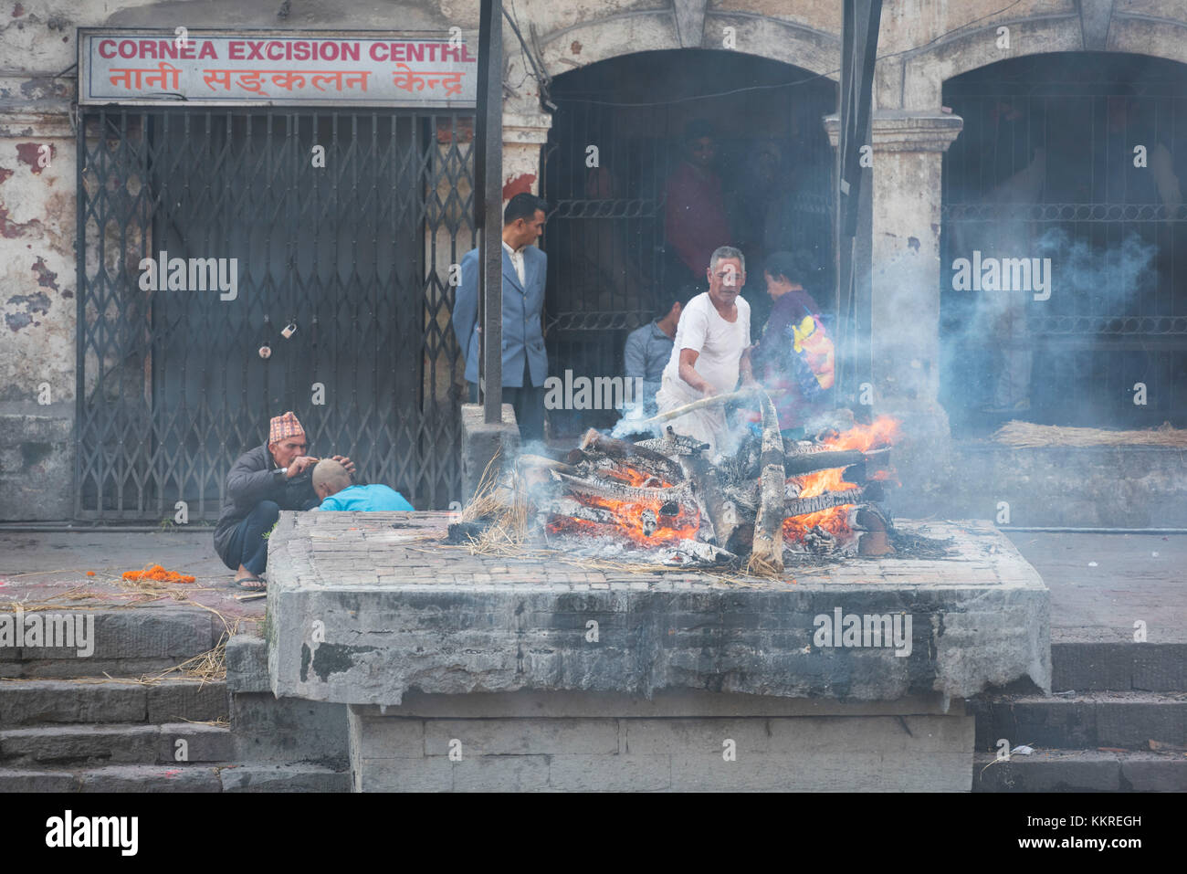 Pashupatinath, Kathmandu, Nepal la cremazione rito sulle rive del fiume Bagmati presso il tempio di Pashupatinath Foto Stock