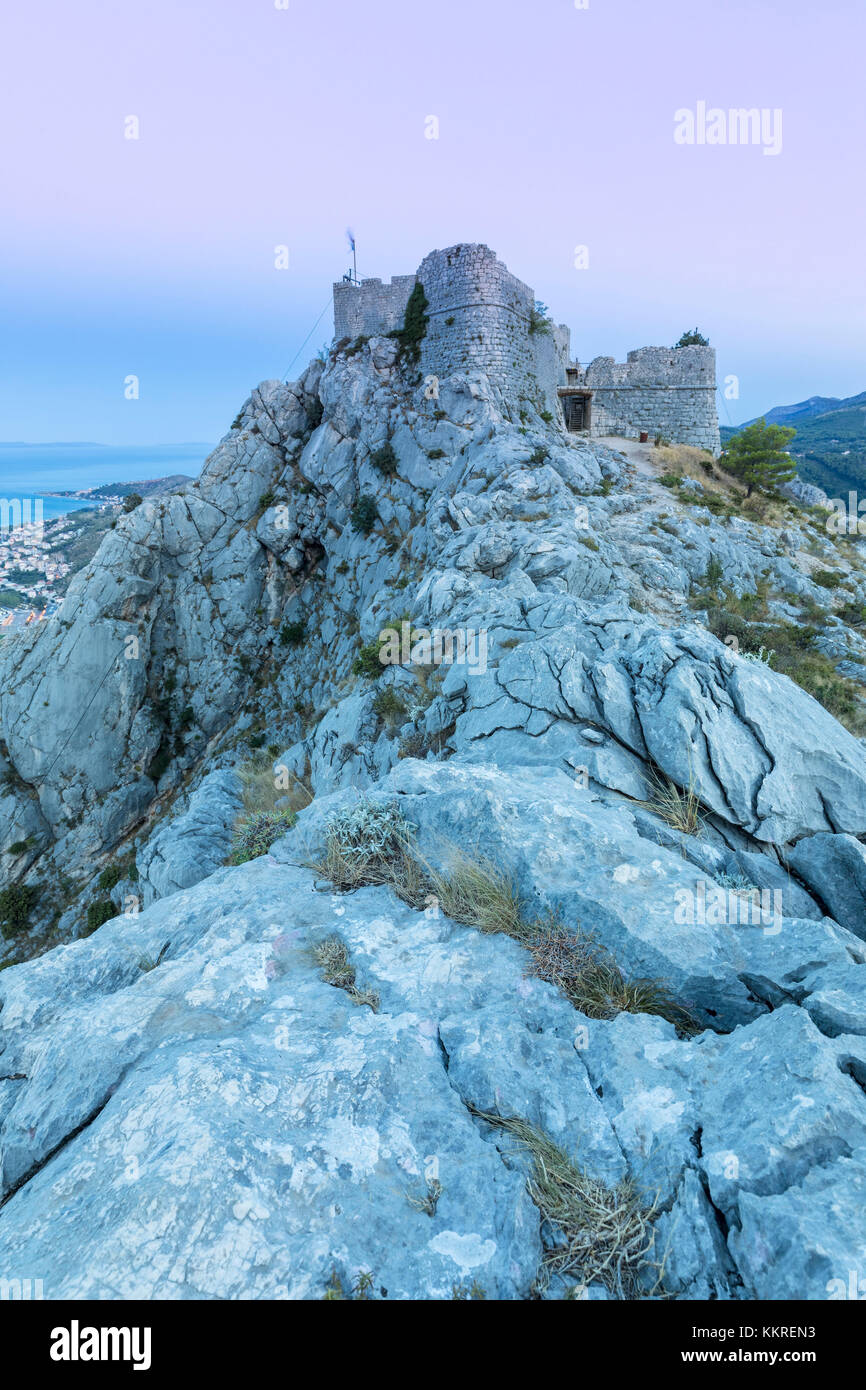 Fortezza di Starigrad (Fortica) sopra la città di Omis, Dalmazia, Costa Adriatica, Croazia Foto Stock