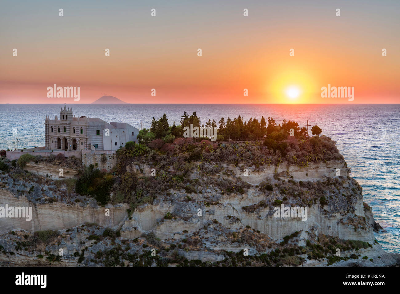 Tropea, provincia di Vibo Valentia, Calabria, Italia, Europa. Santuario dell'isola di Santa Maria al tramonto Foto Stock