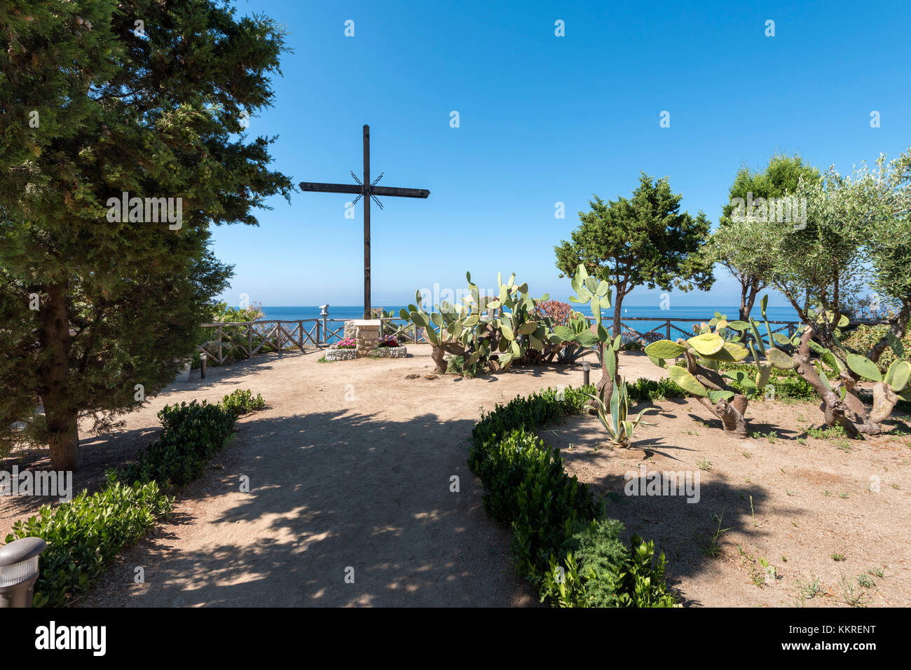 Tropea, Provincia di Vibo Valentia, Calabria, Italia. Il giardino del santuario Santa Maria Isola Foto Stock