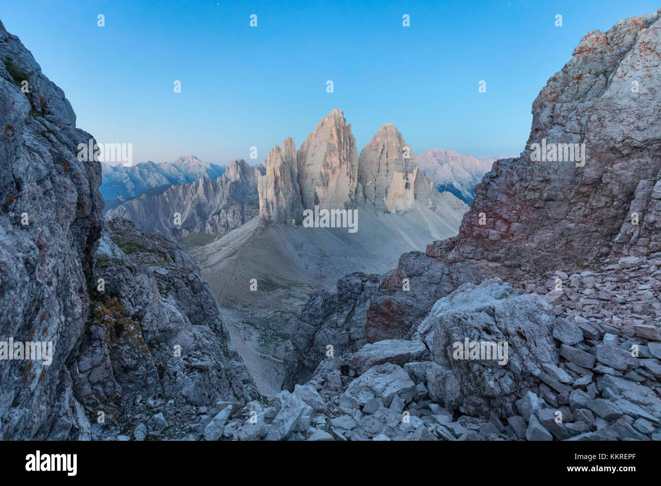 Alba dalla cima del monte paterno / paternkofel verso le tre cime di lavaredo, sesto dolomiti alto adige, bolzano, Italia Foto Stock