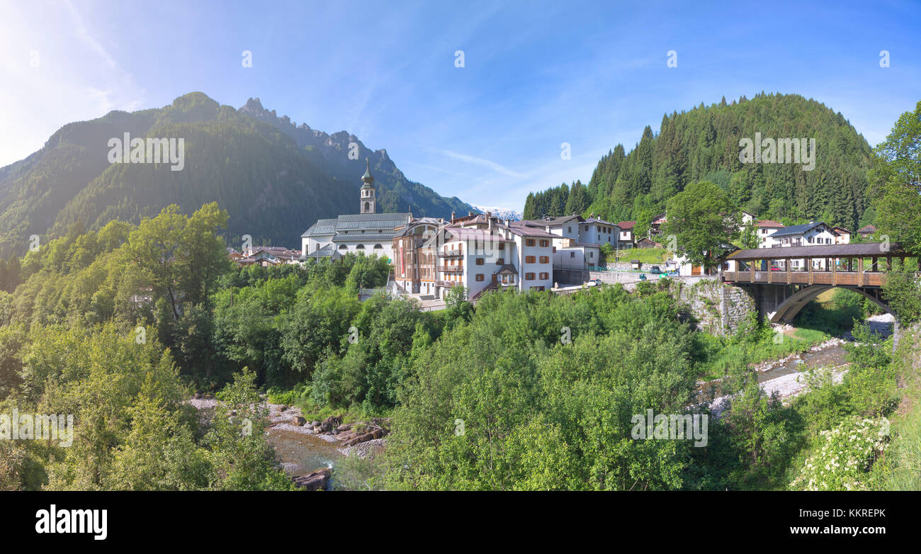 Europa, Italia, Veneto, Belluno. Il borgo di canale d'Agordo con la chiesa di San Giovanni Battista e il museo Albino Luciani Foto Stock