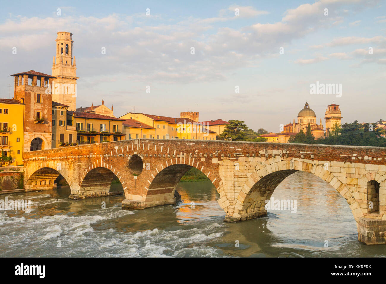 Ponte pietra e Duomo di Verona, Veneto, Italia Foto Stock