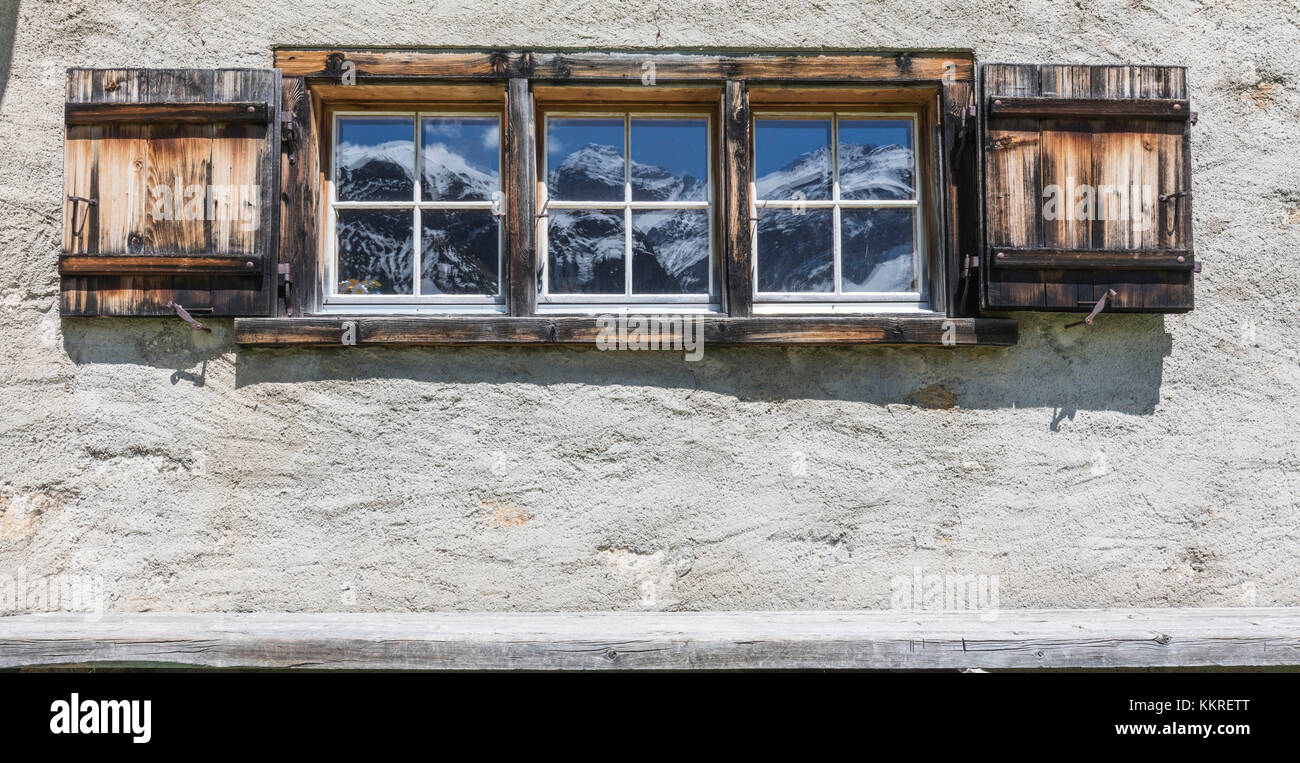 Dettagli della finestra in legno di una tipica casa alpina a Davos, Valle del Sertig, cantone di Graubünden, Svizzera Foto Stock