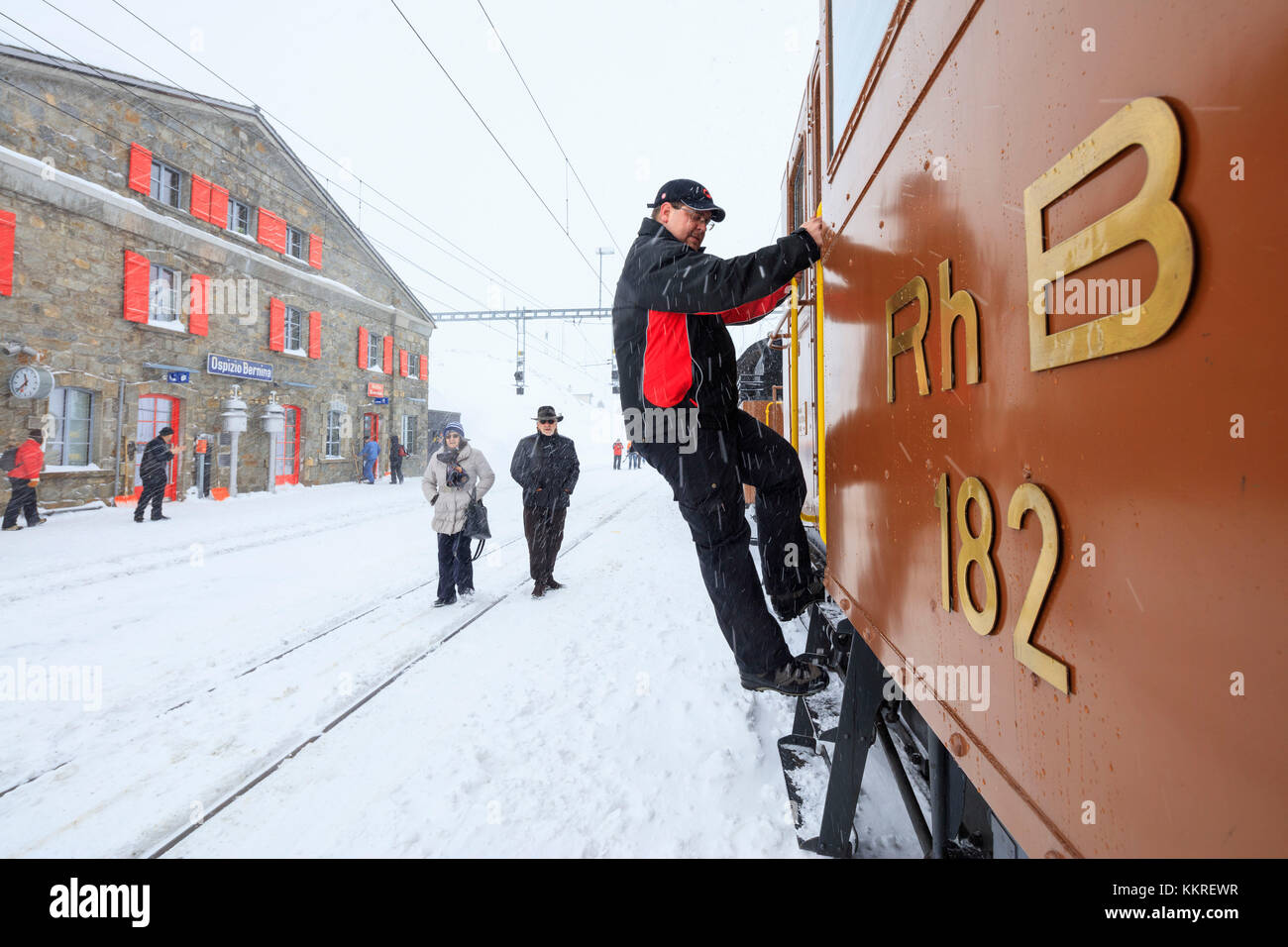 Uomo al lavoro per lo spazzaneve del treno Bernina Express, Ospizio Bernina, Poschiavo, cantone di Graubünden, Engadin, Svizzera Foto Stock