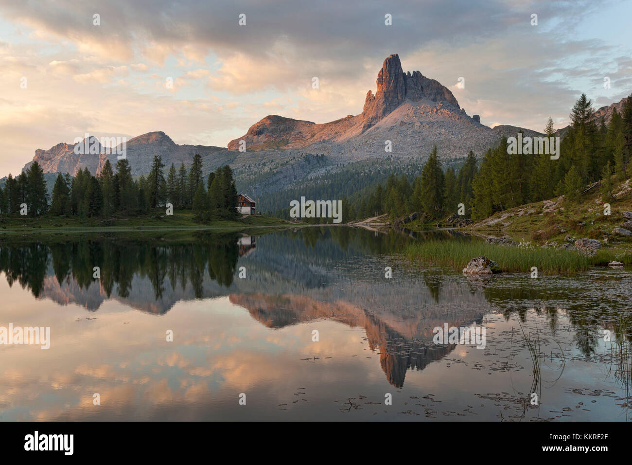 Alba al lago Federa con becco di Mezzodì, Croda da Lago, Dolomiti, Cortina d'Ampezzo, Veneto, Italia Foto Stock