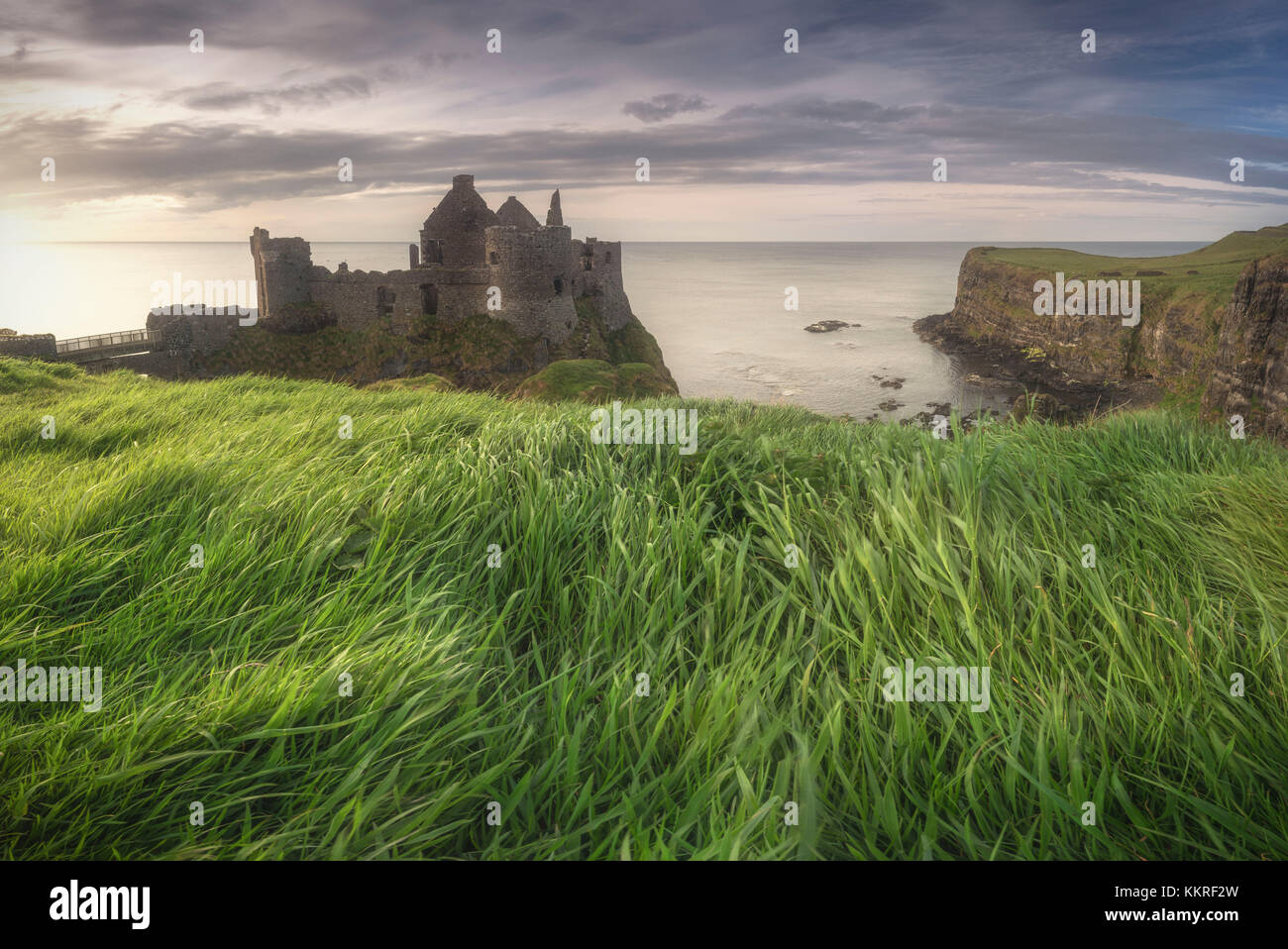 Dunluce Castle rovine, Irlanda del Nord, nella contea di Antrim, BUSHMILLS, Regno Unito Foto Stock