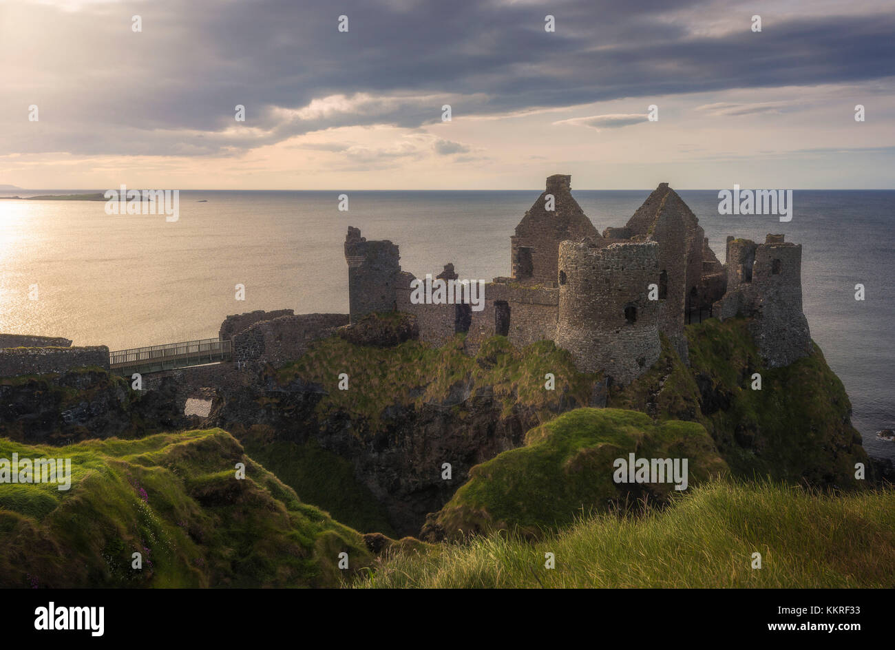 Dunluce Castle rovine, Irlanda del Nord, nella contea di Antrim, BUSHMILLS, Regno Unito Foto Stock