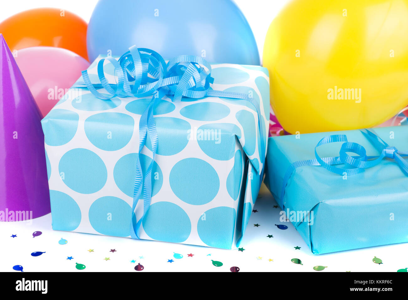 Blu regali di compleanno con colorati palloncini party Foto Stock