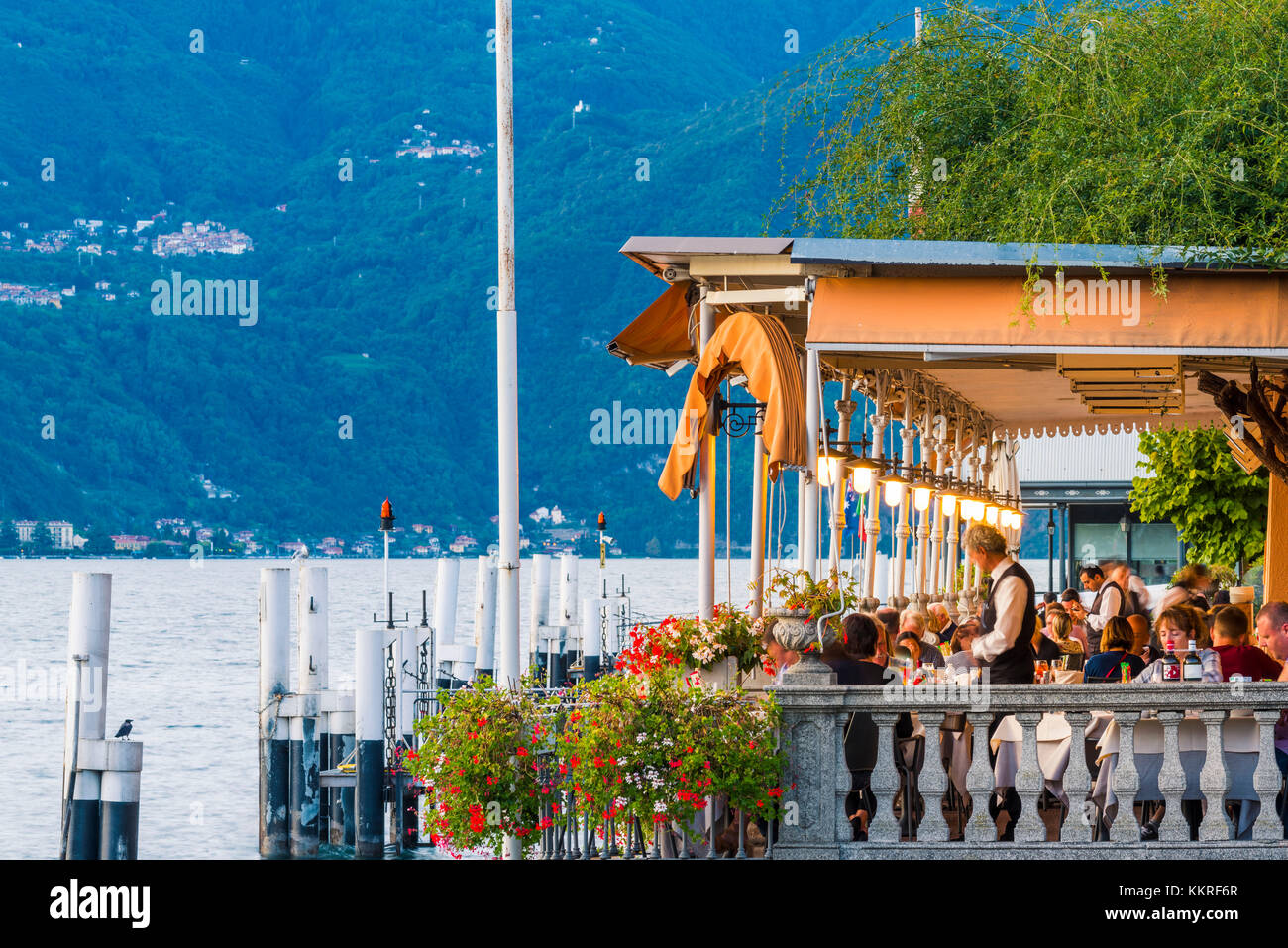 Bellagio, Lago di Como, Lombardia, Italia. Turisti che mangiano fuori. Foto Stock