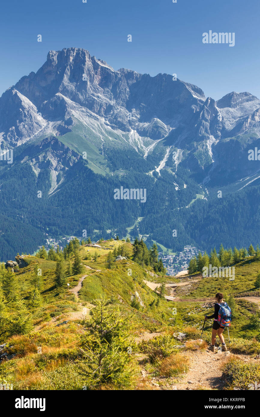 Escursionista passeggiate sulla via, Pale di San Martino Dolomiti San Martino di Castrozza, provincia di Trento, trentino alto adige, italia, europa Foto Stock