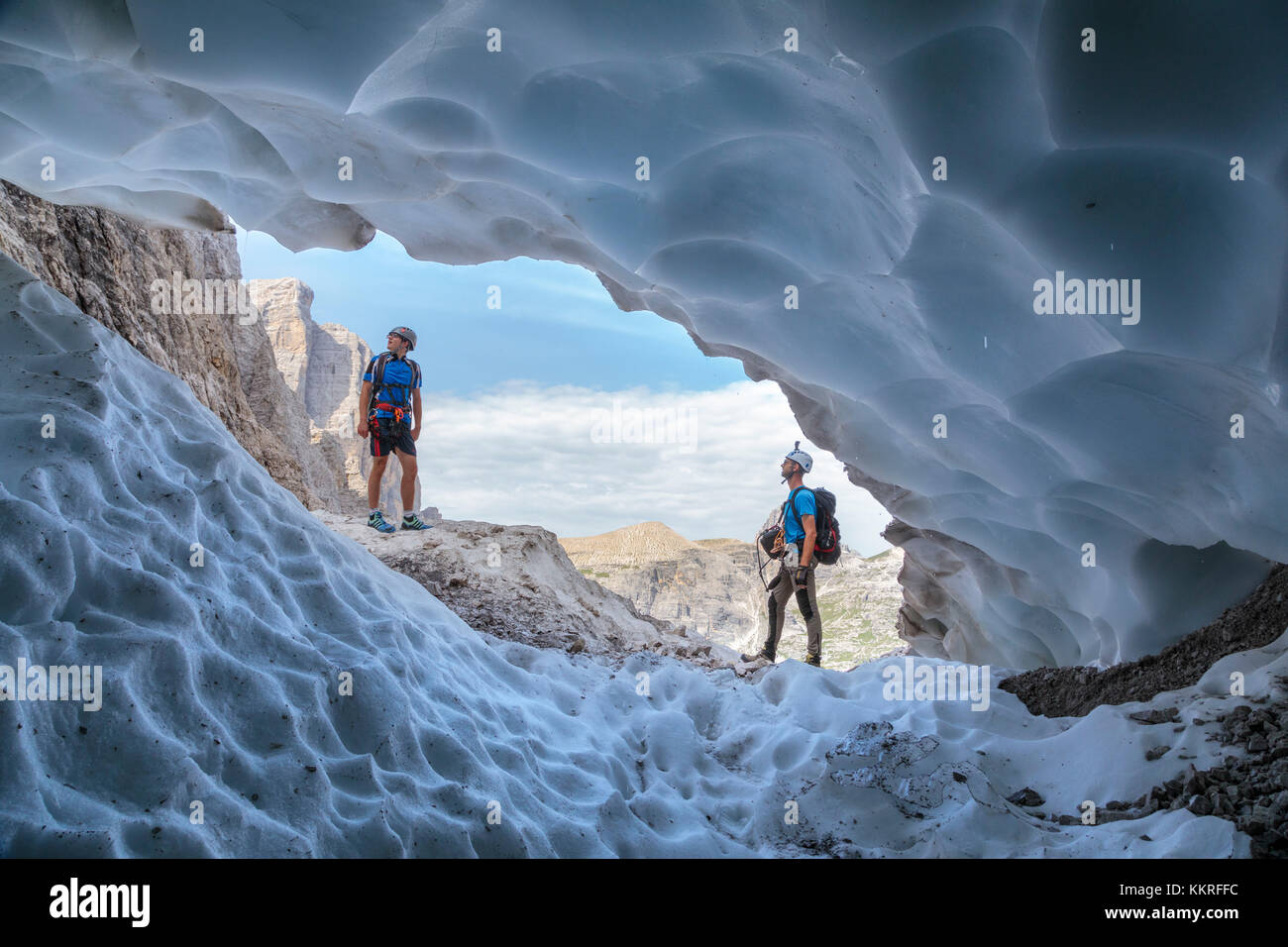 L'Italia, Alto Adige, Val Pusteria, sesto. Grotta della neve nella stagione estiva lungo il alpinisteig / strada degli alpini via ferrata, Dolomiti di Sesto Foto Stock