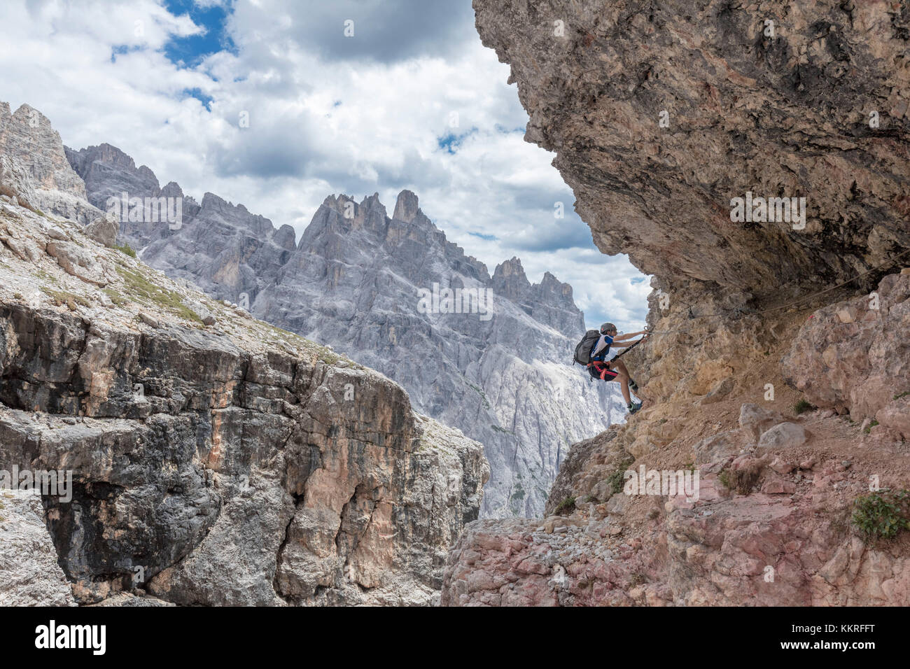 Scalatore sulla via ferrata cengia gabriella, gruppo popera, giralba, Dolomiti di Sesto, Belluno, Veneto, Italia Foto Stock