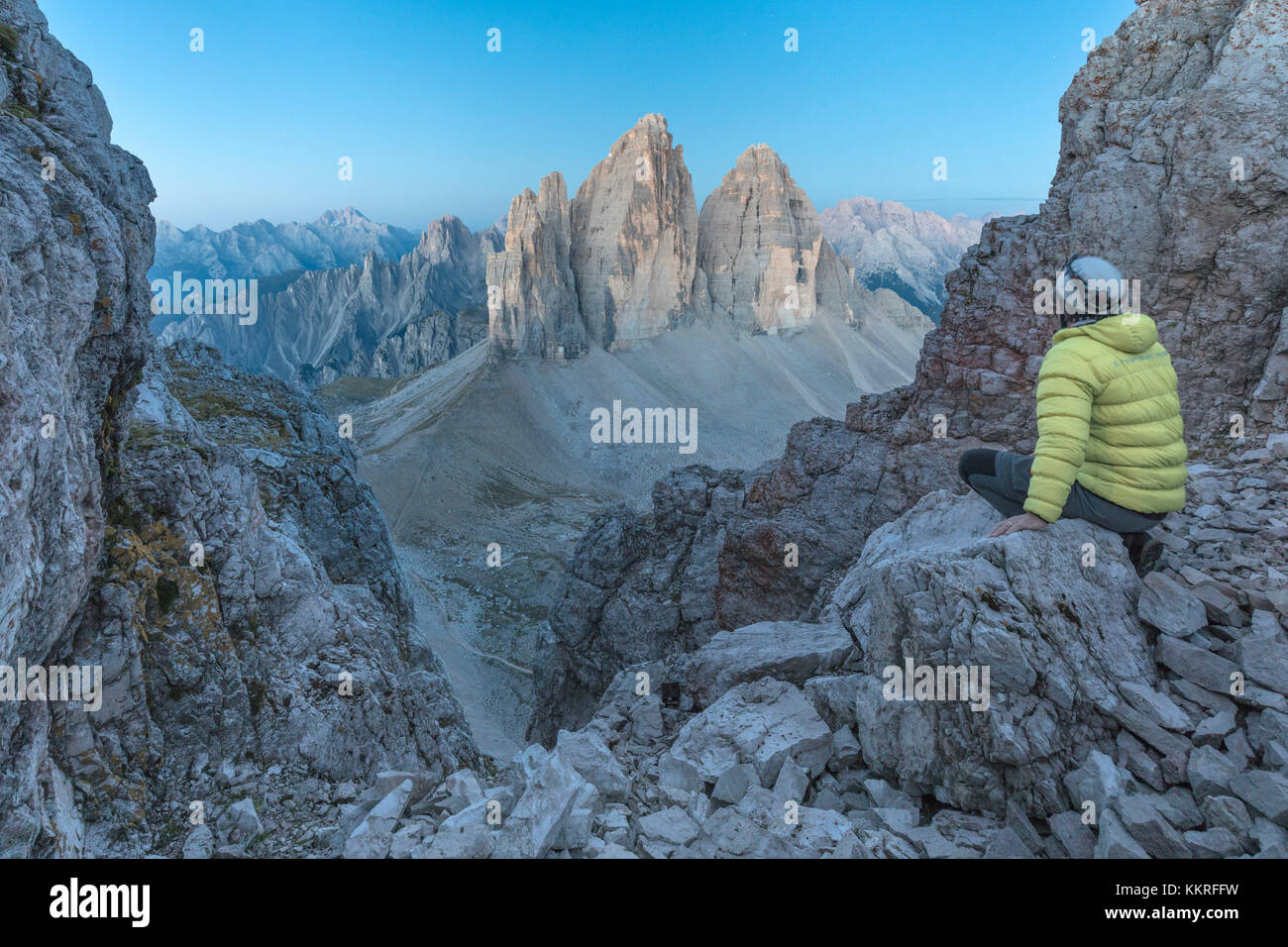 Escursionista sulla cima del monte paterno / paternkofel guardando il sorgere del sole verso le tre cime di lavaredo, sesto dolomiti alto adige, bolzano, Italia Foto Stock