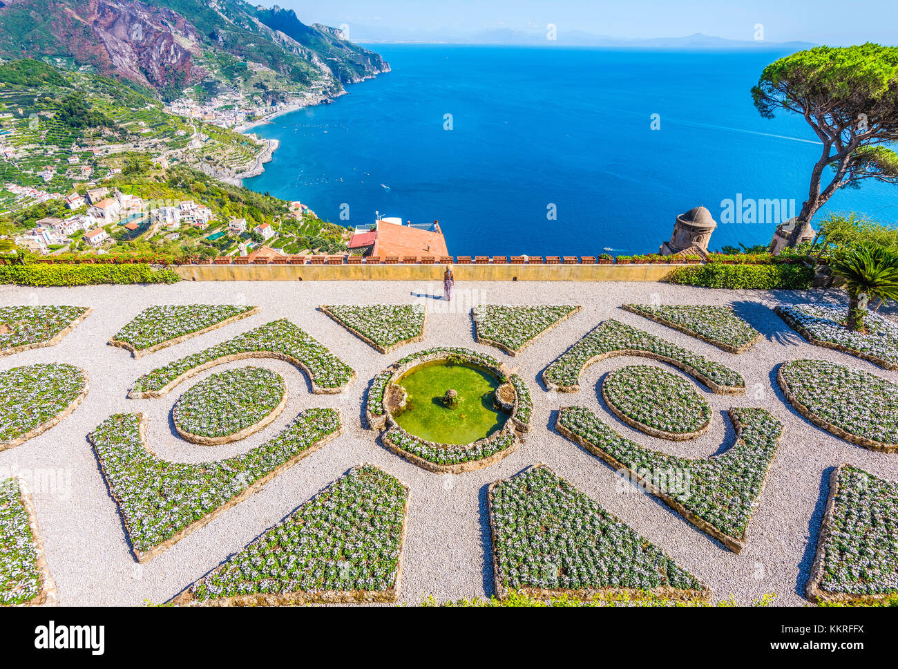 Villa Rufolo a Ravello, Amalfi, Salerno, Campania, Italia. Una ragazza è in piedi nel giardino di Villa Rufolo Foto Stock