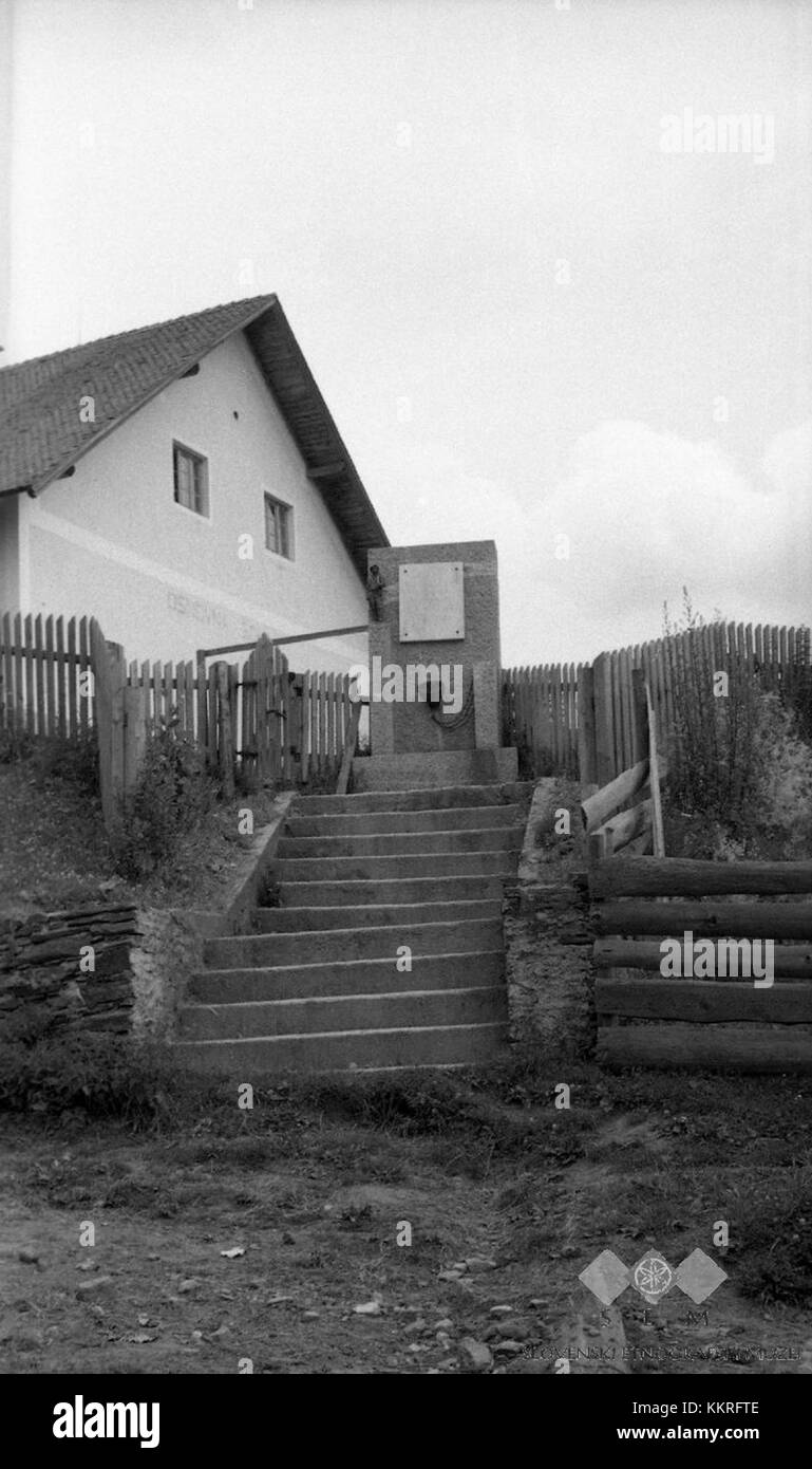 Questo monumento a Skomarje commemora i soldati caduti dell'Esercito di Liberazione Nazionale (NOB) della seconda guerra mondiale, eretto nel 1963, onora i loro sacrifici durante la guerra. Foto Stock