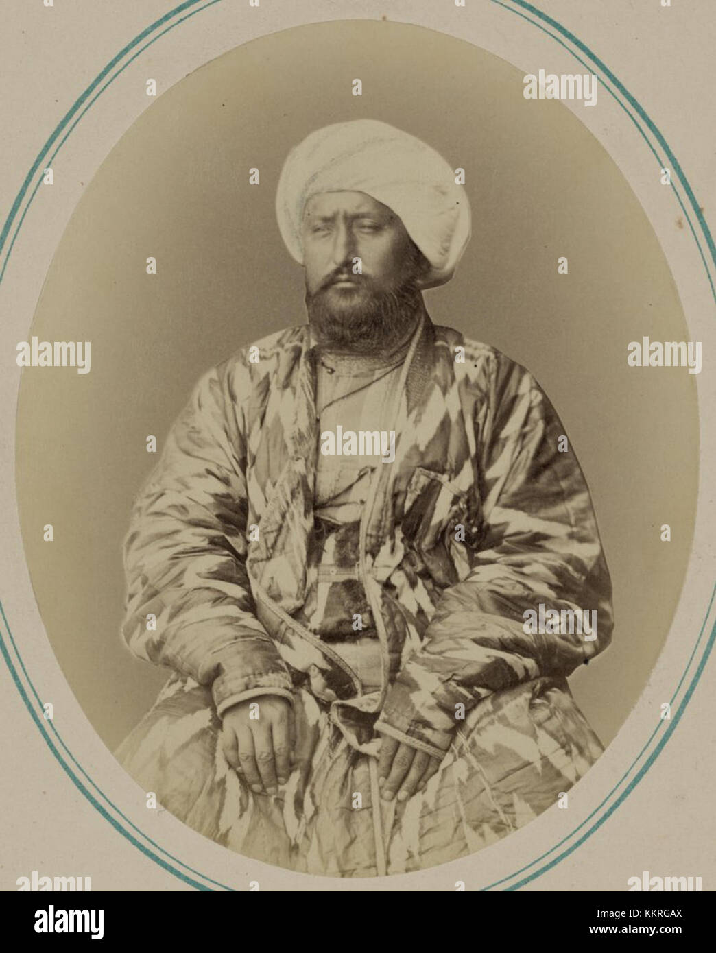 Khudayar Khan fu l'ultimo sovrano del Khanato di Kokand. Il suo ritratto riflette la ricca storia e cultura dell'Asia centrale, mostrando il suo ruolo significativo nel paesaggio politico e culturale della regione durante il suo regno. Foto Stock