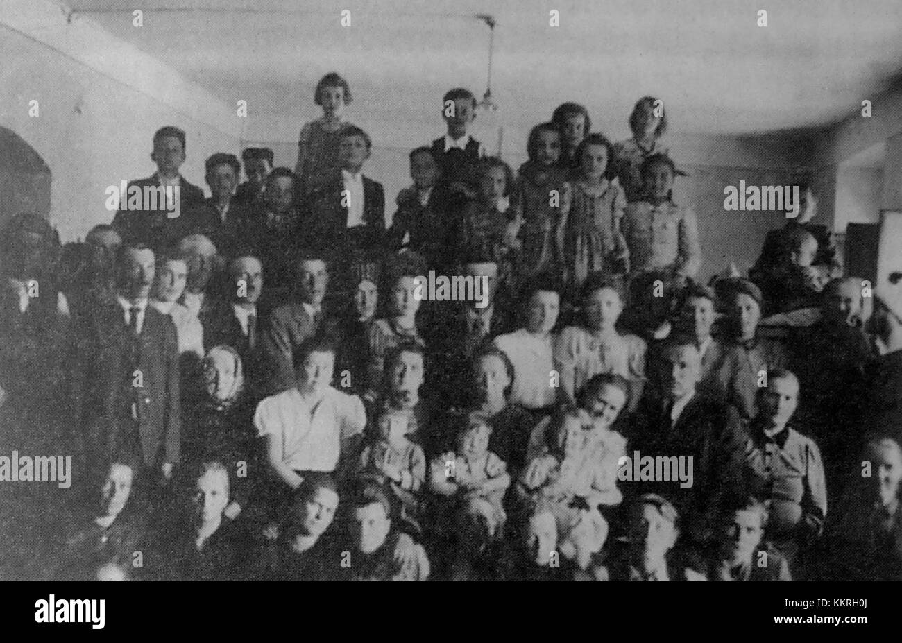 L'immagine si riferisce al trasferimento forzato degli esuli Dobravski a Straubing durante il 1943, a seguito delle politiche in tempo di guerra che colpiscono le comunità dell'Europa orientale. Questo evento faceva parte degli spostamenti più ampi durante la seconda guerra mondiale. Foto Stock