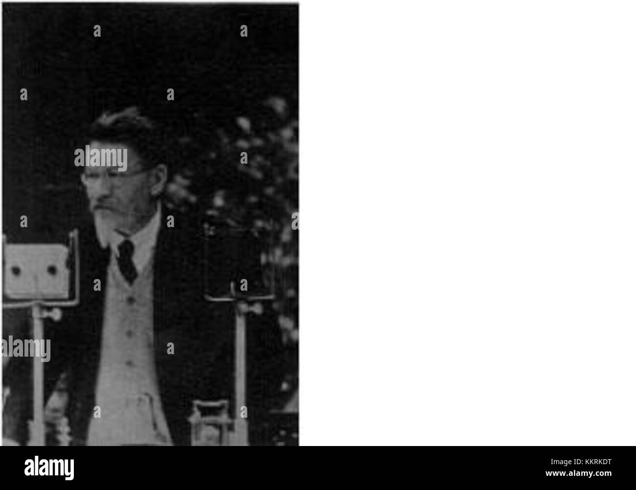 Mikhail Kalinin fu una figura politica sovietica di spicco che fu presidente del Presidium del Soviet Supremo. Questo ritratto riflette il suo ruolo nella leadership sovietica all'inizio del XX secolo, ritraendo la sua influenza nella politica sovietica. Foto Stock