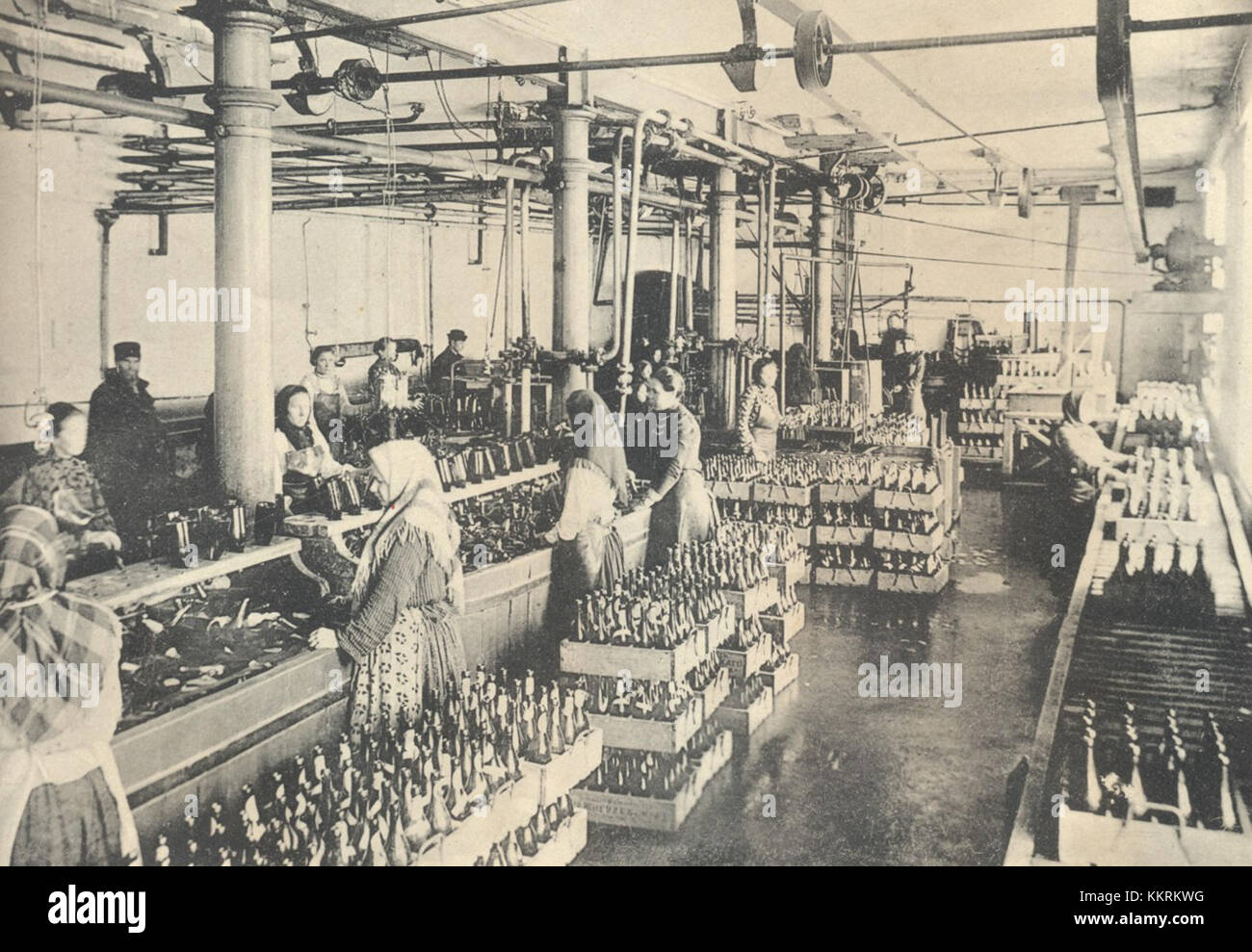 Zhiguli Brewery Old 10 è un riferimento a un prodotto specifico del birrificio Zhiguli, noto per la produzione di birre tradizionali russe. La Old 10 è probabilmente una birra vintage o in edizione speciale del birrificio. Foto Stock