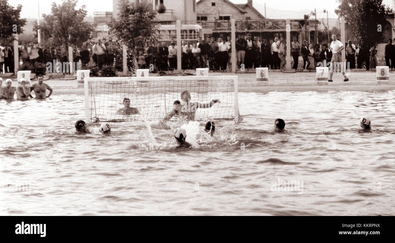 Questa immagine mostra la squadra jugoslava di pallanuoto che gioca contro l'Unione Sovietica a Celje nel 1962. La partita è un momento significativo nella storia della pallanuoto, mettendo in evidenza la rivalità sportiva competitiva dell'era della Guerra fredda. Foto Stock