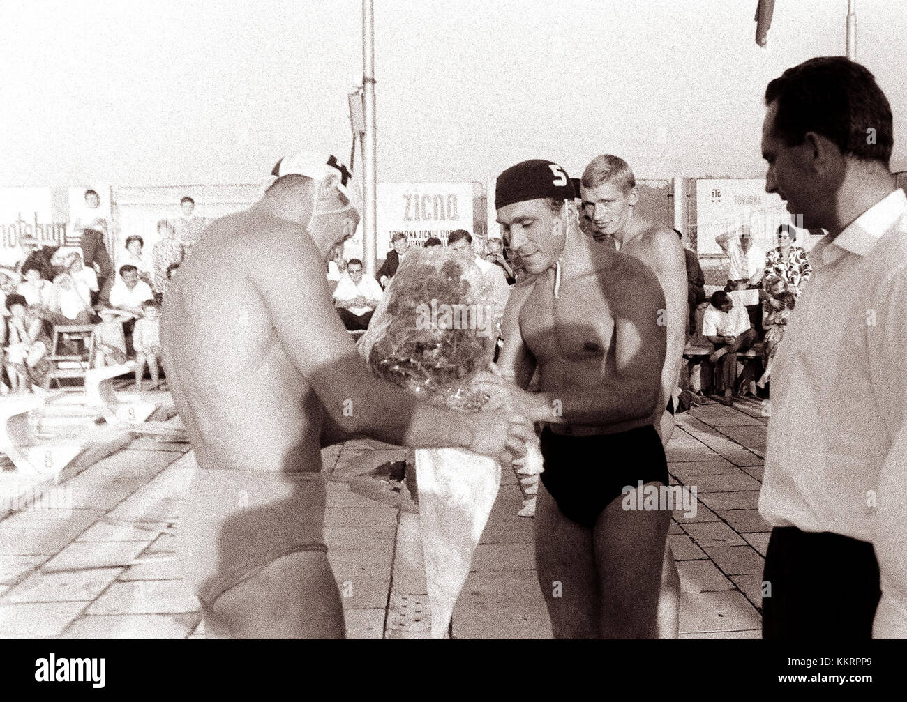 Questa immagine raffigura la squadra nazionale jugoslava di pallanuoto durante una partita contro l'Unione Sovietica a Celje, 1962. L'immagine cattura un momento da questo importante evento sportivo nella storia della pallanuoto. Foto Stock
