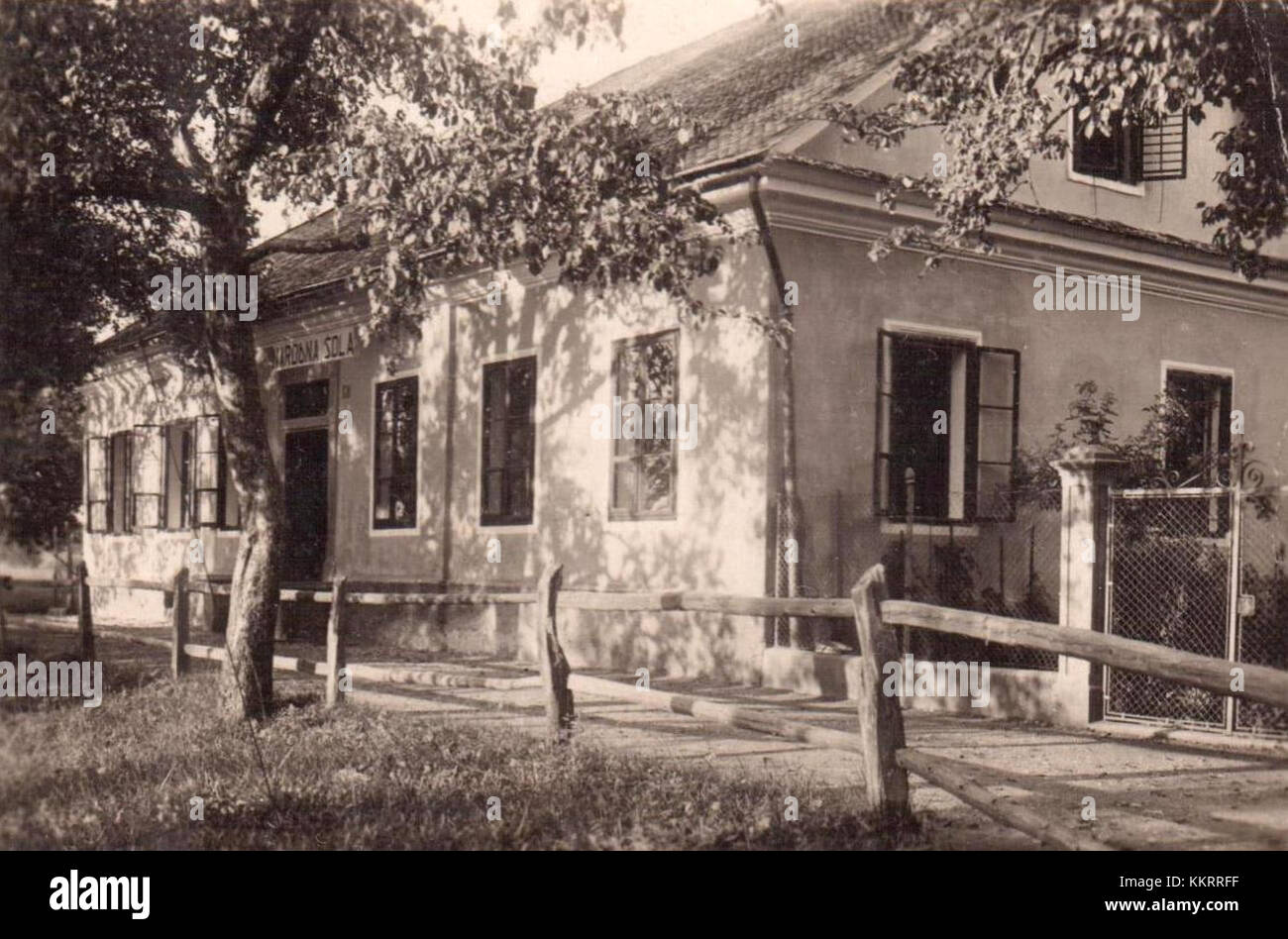 La Dobravska School, situata in Slovenia, è un'istituzione educativa nota per il suo impegno per l'eccellenza accademica e il coinvolgimento della comunità. La scuola offre una serie di programmi educativi e attività extracurriculari. Foto Stock