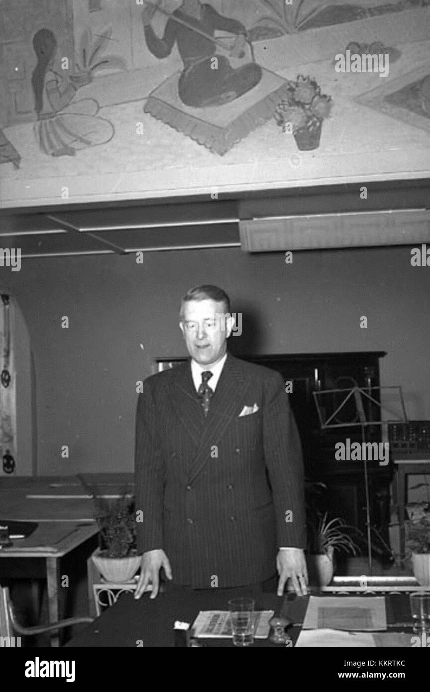 Bertil Ohlin, un economista svedese, pubblicò il suo lavoro nel 1949, che contribuì alla teoria del commercio internazionale. Le sue teorie si concentravano sul rapporto tra commercio e flusso di capitale, in particolare per quanto riguarda le dotazioni dei fattori e il vantaggio comparato. Foto Stock