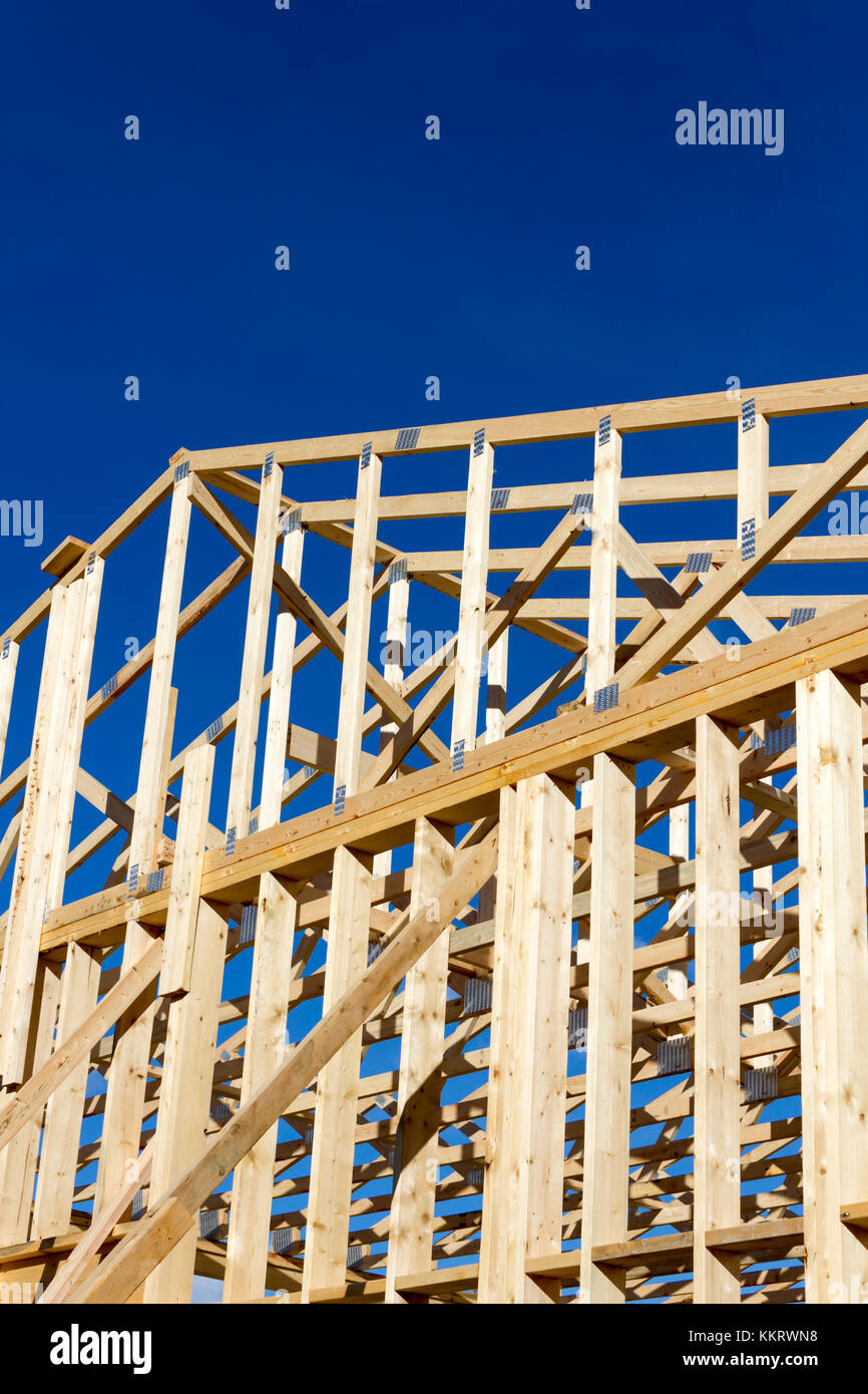 Costruzioni in legno telaio di sviluppo di alloggiamento casa indipendente sito in costruzione utilizzando legname 2x4 prigioniero del materiale di costruzione. Foto Stock