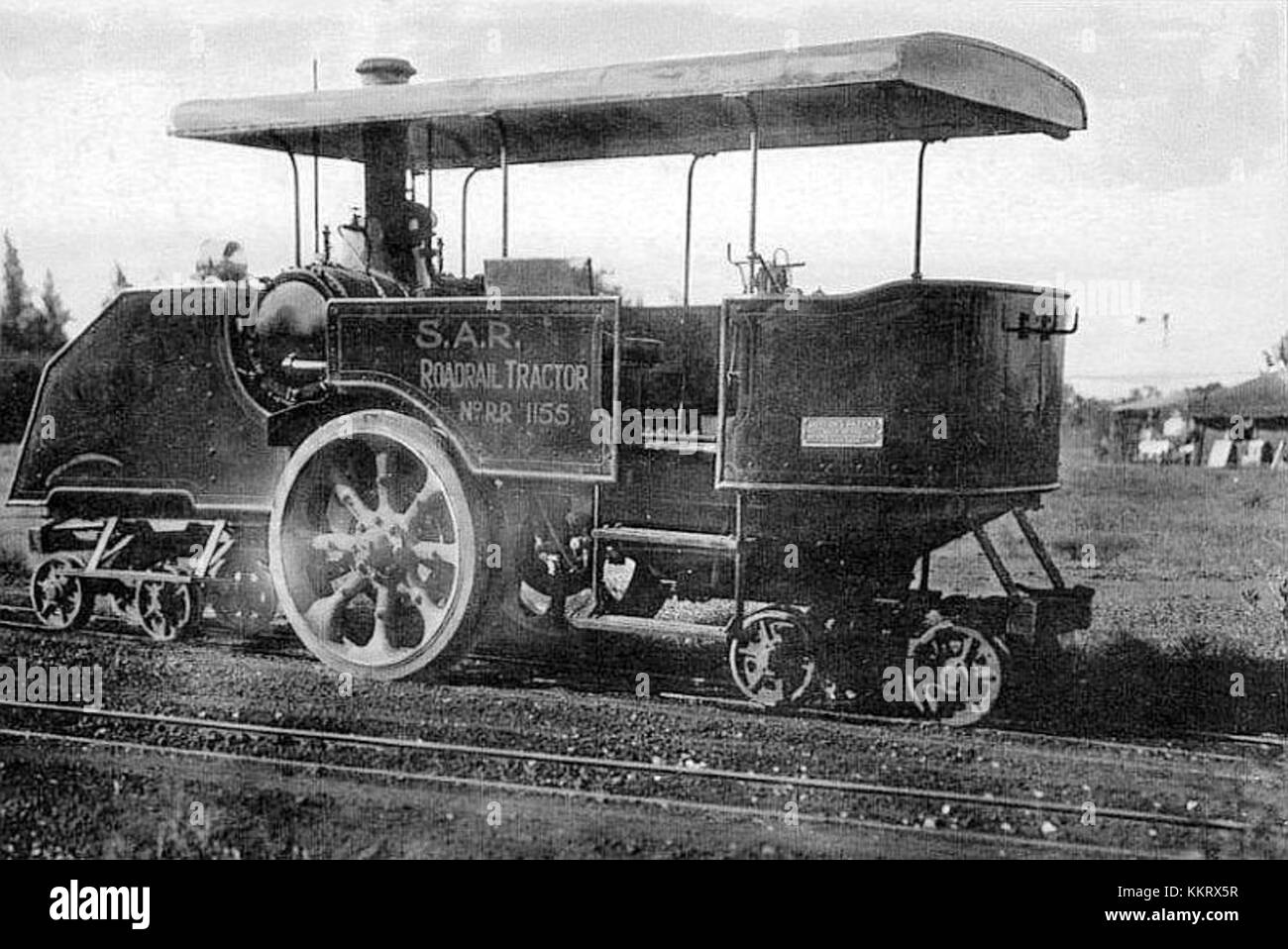 Questa immagine mostra il trattore Dutton Road Rail n. RR1155 b, un pezzo di macchinari ferroviari utilizzati per la manutenzione e il trasporto su linee ferroviarie. Il trattore è progettato per funzionare sia su strada che su cingoli. Foto Stock
