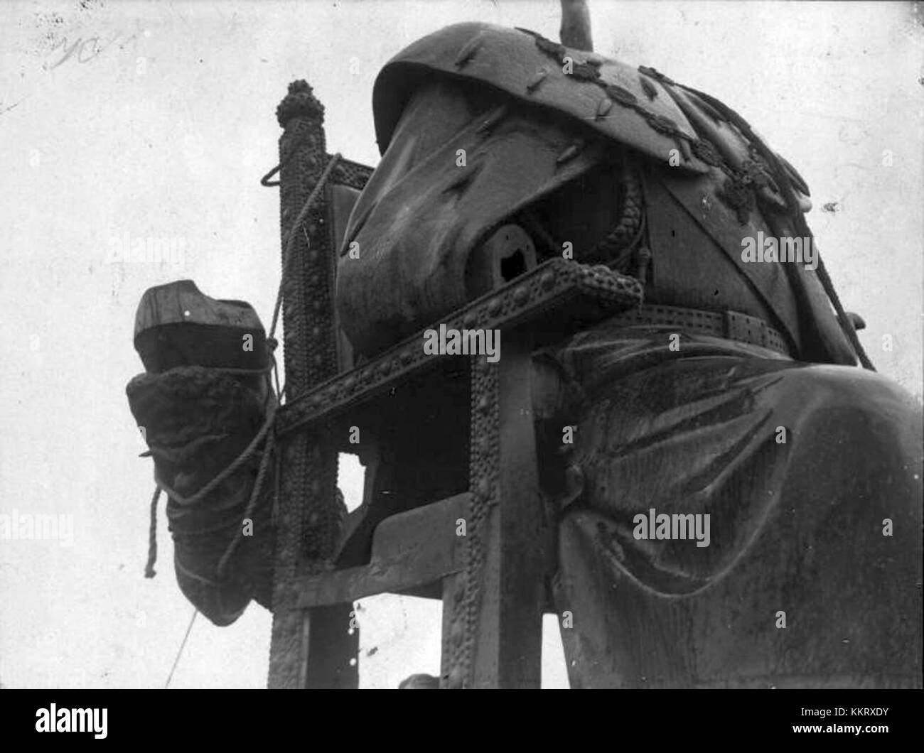 Il Monumento ad Alessandro III, completato nel 1918, si erge come un tributo all'imperatore russo noto per le sue politiche conservatrici. Il monumento riflette il patrimonio imperiale russo e la memoria storica del regno di Tsarâ. Foto Stock