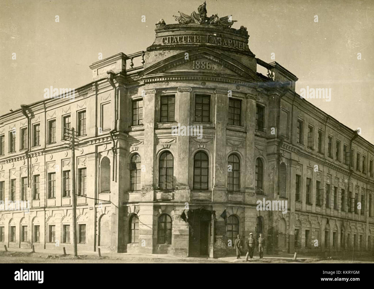 La caserma Spasskie è un edificio militare storico situato in Russia. È stato un sito importante per l'attività militare e ha contribuito alla storia della regione. La struttura riflette l'architettura militare del suo tempo. Foto Stock