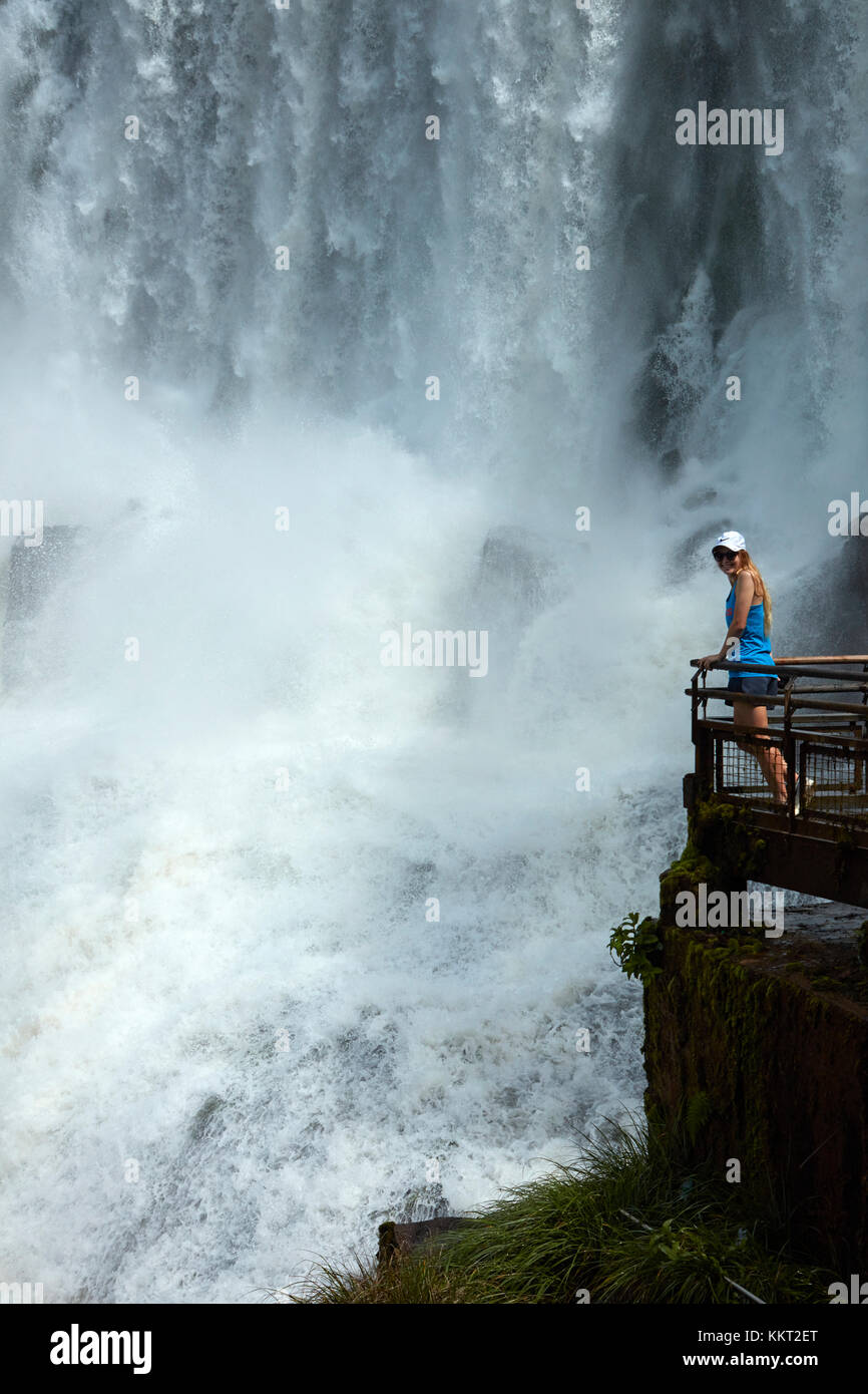 Tourist on Lookout by Iguazu Falls, sul confine con l'Argentina - Brasile, Sud America (modello rilasciato) Foto Stock