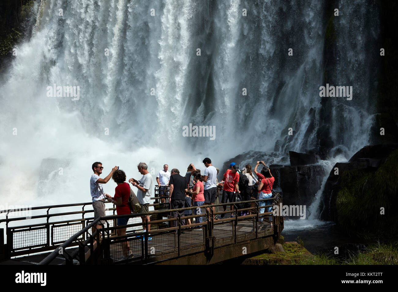 Turisti in osservazione dalle Cascate di Iguazu, sul confine Argentina - Brasile, Sud America Foto Stock