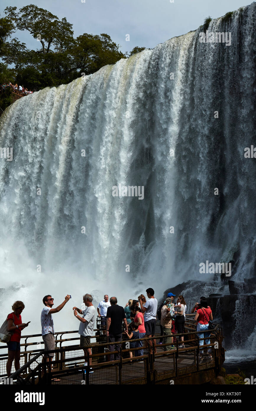 Turisti in osservazione dalle Cascate di Iguazu, sul confine Argentina - Brasile, Sud America Foto Stock