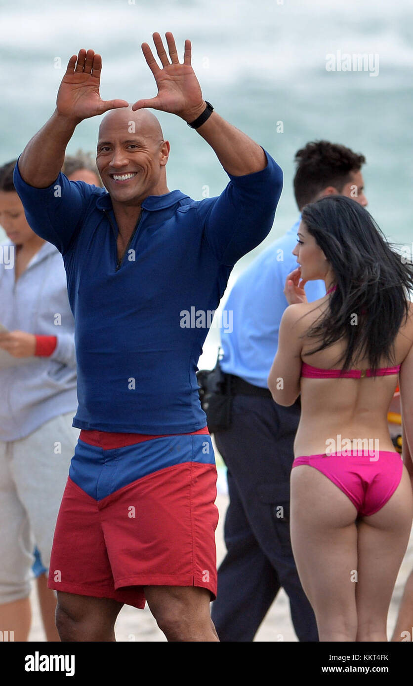 Boca Raton, FL - 23 febbraio: attore Dwayne Johnson e attrice ilfenesh  hadera sulla spiaggia le riprese le riprese di una scena di salvataggio per  il loro nuovo film baywatch il 23