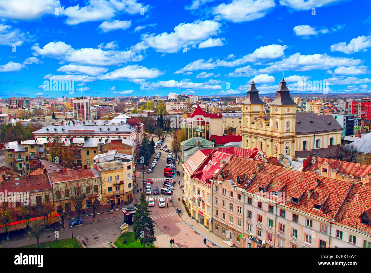 Vista di Ivano-frankivsk dall occhio di un uccello con cielo blu sullo sfondo Foto Stock