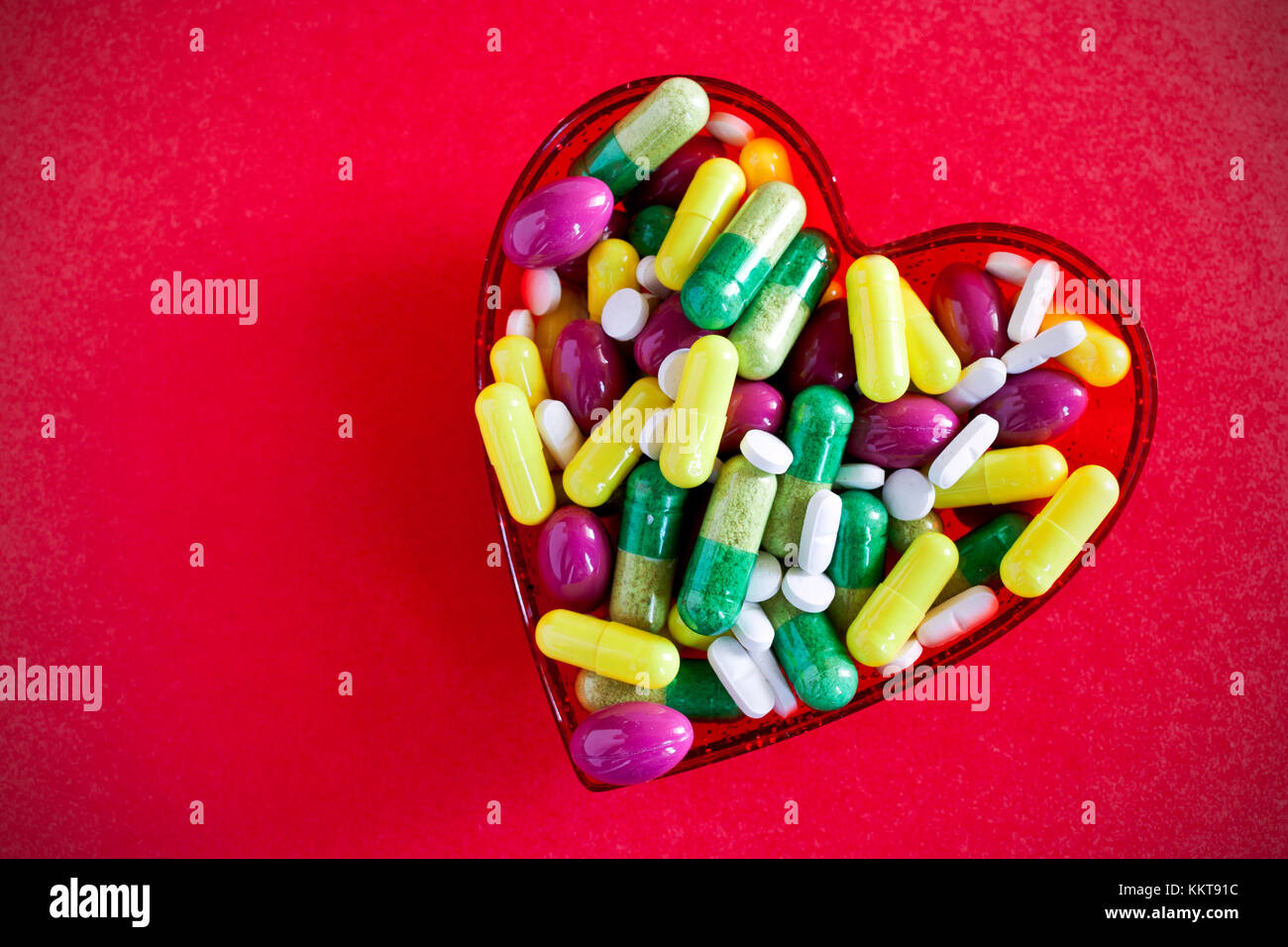 Confetti e compresse contro la malattia di cuore / cardiologia / medicina e sanità Foto Stock