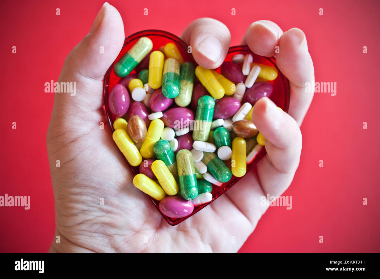 Confetti e compresse contro la malattia di cuore / cardiologia / medicina e sanità Foto Stock