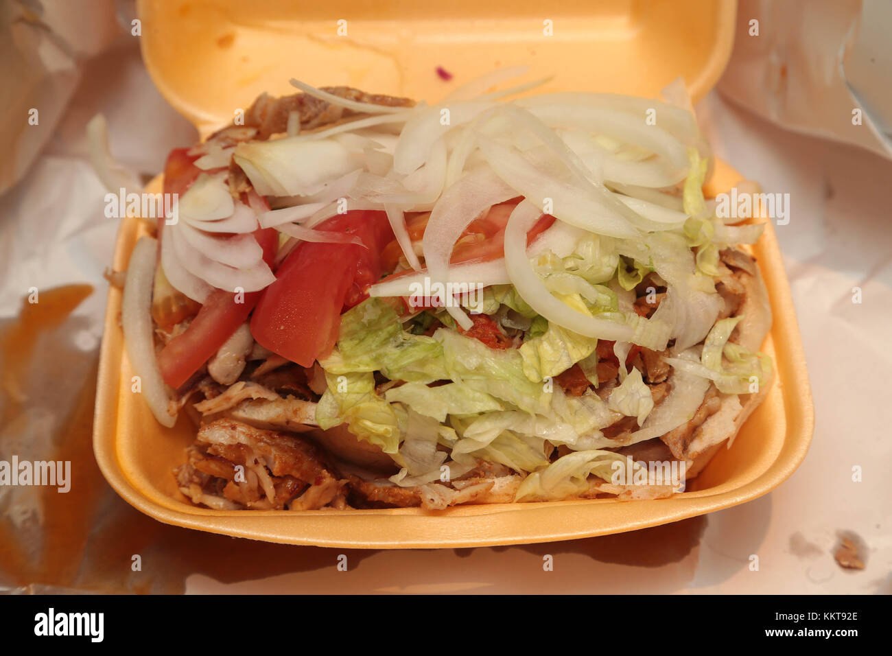 Dopo pub essenziale doner kebab e patatine un piacere grasso Foto Stock