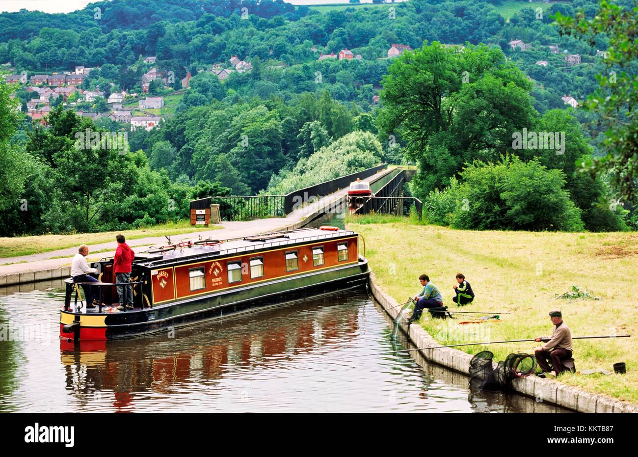 Acquedotto Pontcysyllte finito di 1805 porta battelli a Llangollen Canal oltre il fiume Dee Valley vicino a Wrexham, Wales, Regno Unito Foto Stock
