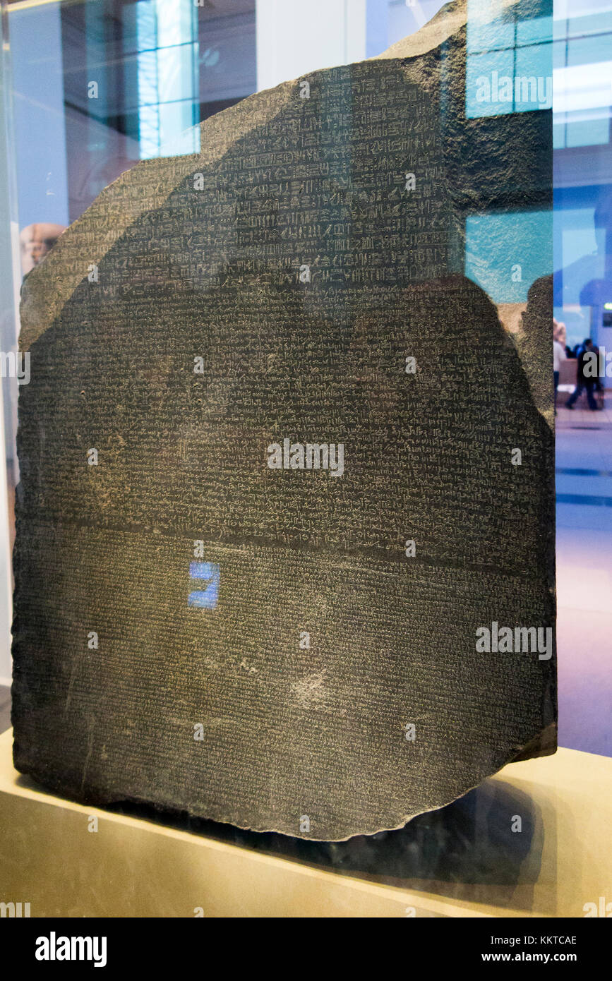 La Rosetta Stone (realizzata con pietra granodiorite) sul display al British Museum di Londra, Regno Unito. (92) Foto Stock