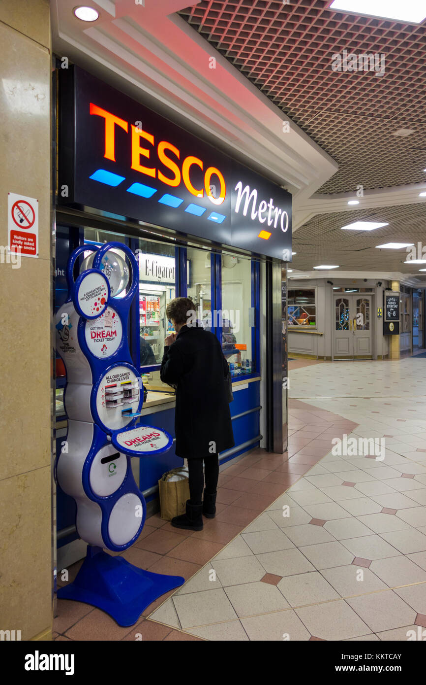 Facciata del negozio tesco metro immagini e fotografie stock ad alta